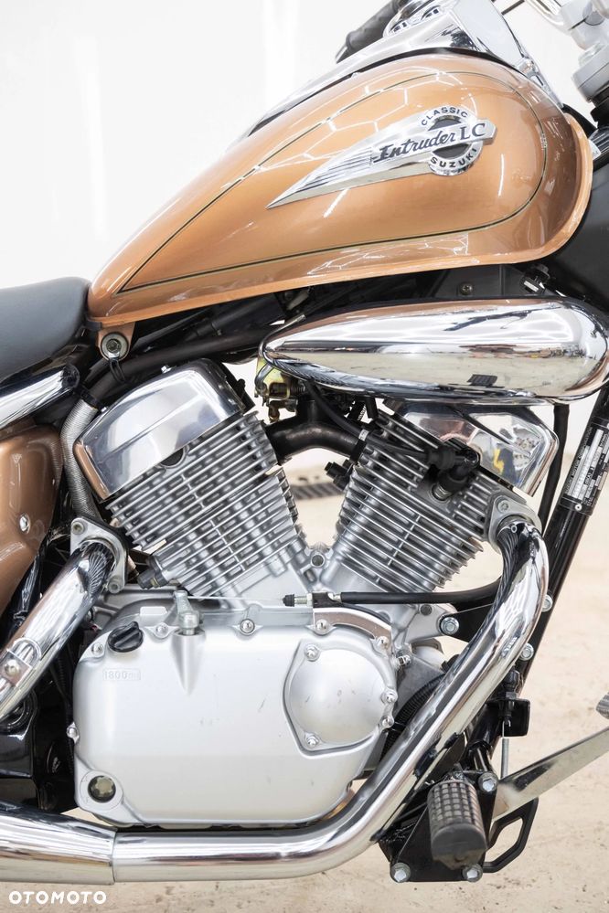 Suzuki Intruder - 12