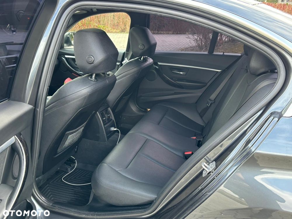 BMW Seria 3 330i GPF xDrive Sport Line Sport - 32