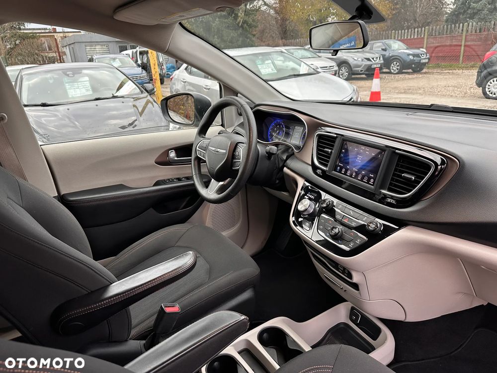 Chrysler Pacifica - 16