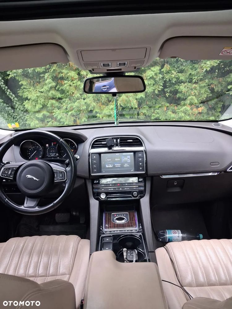 Jaguar F-Pace 2.0 i4D AWD Pure - 4