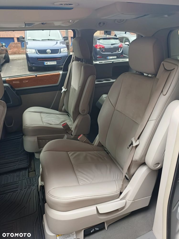 Chrysler Town & Country - 9