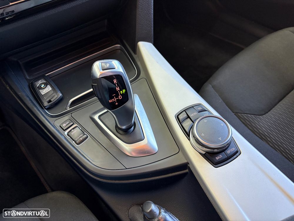 BMW 320 d Aut. Sport Line - 12