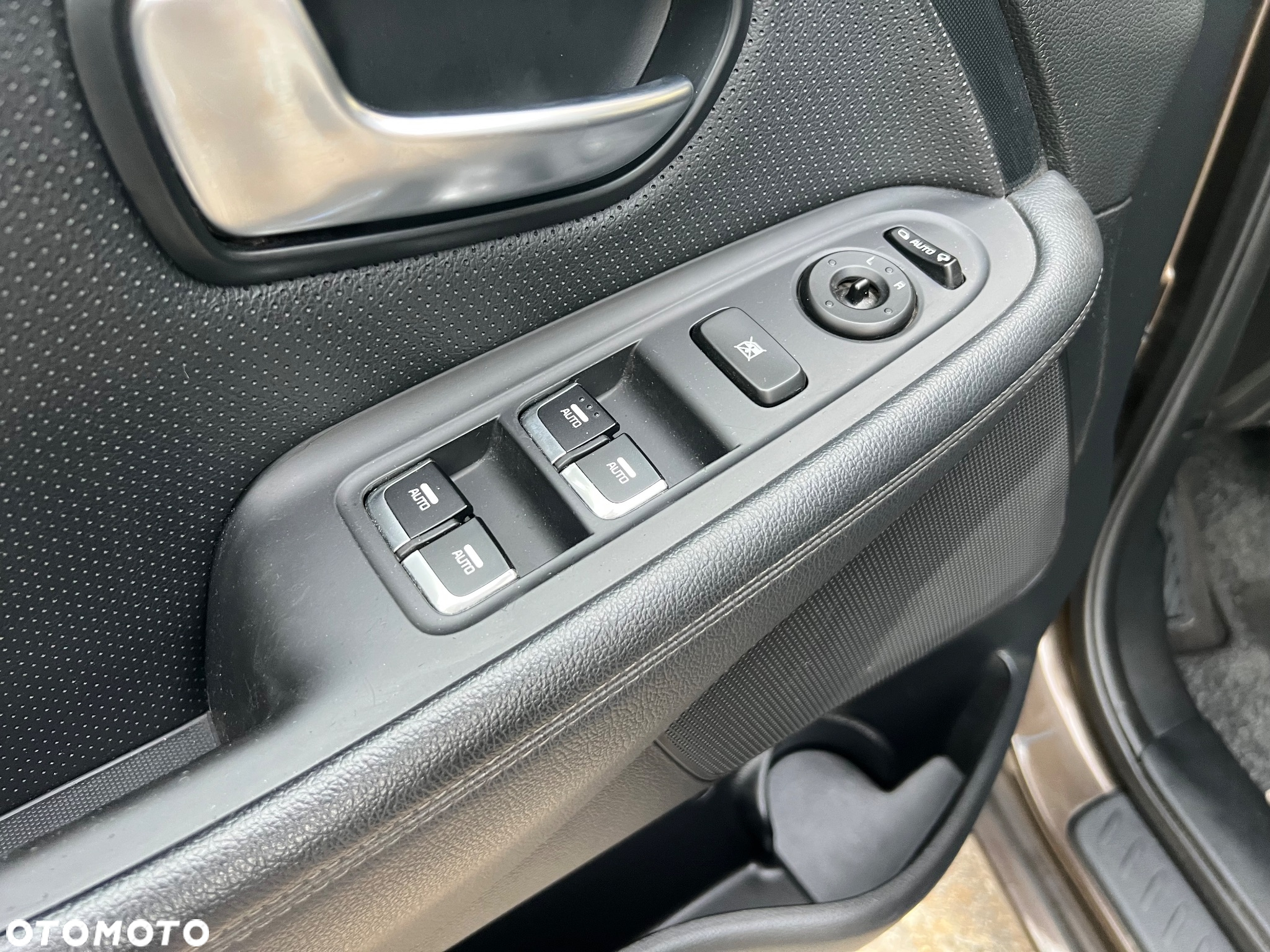 Kia Carens 1.6 GDI L 7os - 27