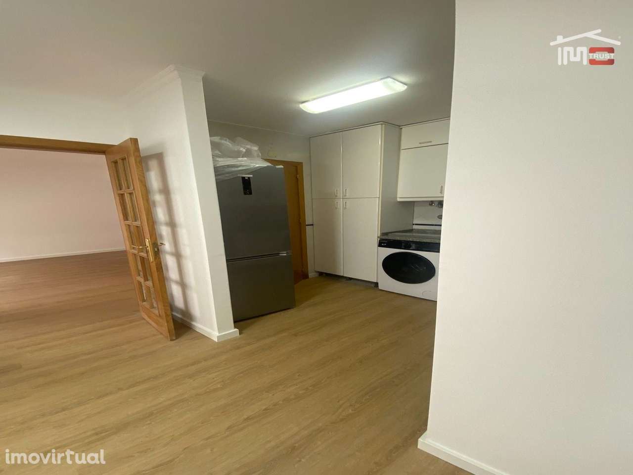 T2 Remodelado com Suite, Lareira e Excelente Localização a 5 min do... - Grande imagem: 2/19