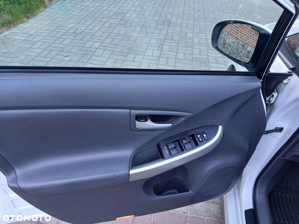 Toyota Prius (Hybrid) Executive - 9