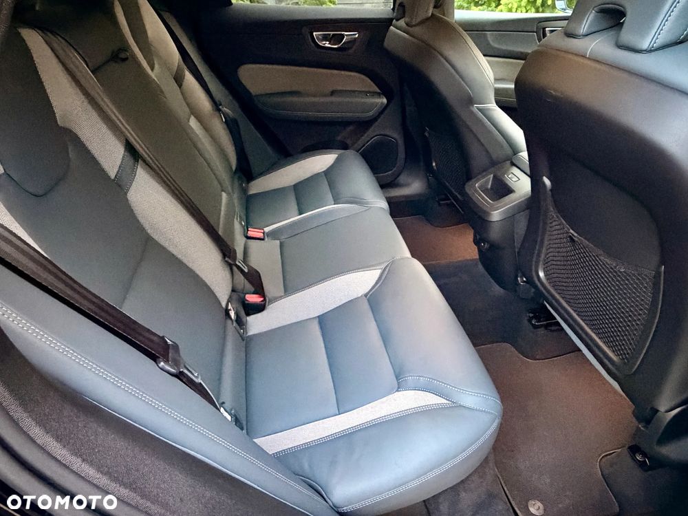 Volvo XC 60 B4 D AWD Plus Dark - 22