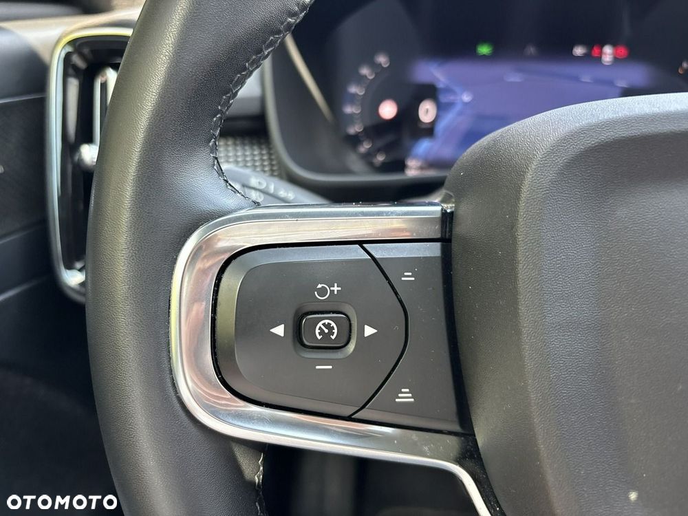 Volvo XC 40 B4 Plus Dark - 28