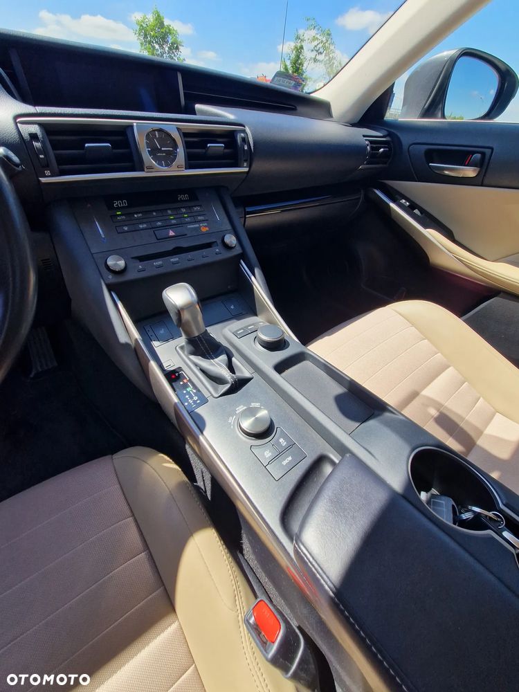 Lexus IS 300h Business Edition - 13