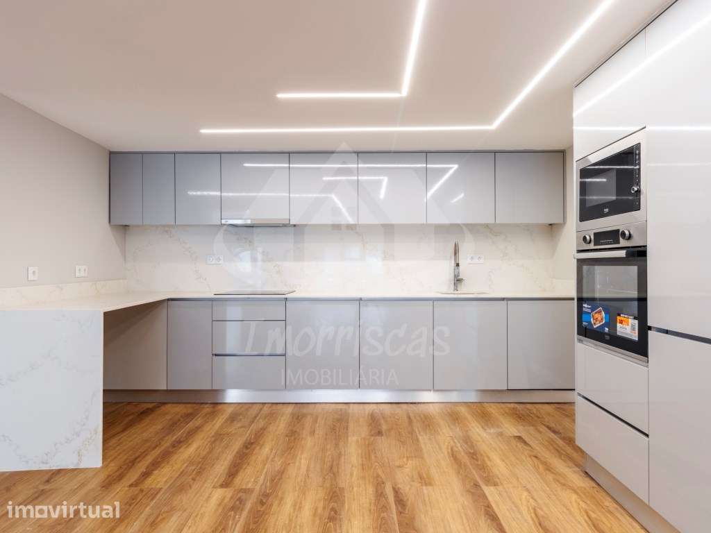 T3 Duplex Remodelado com Entrada Independente no Centro de Sacavém - Grande imagem: 2/46