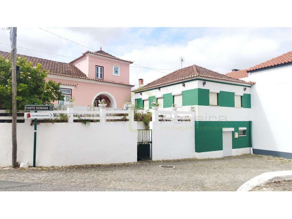 Moradia para renovação no centro de Monte Redondo - Grande imagem: 2/21