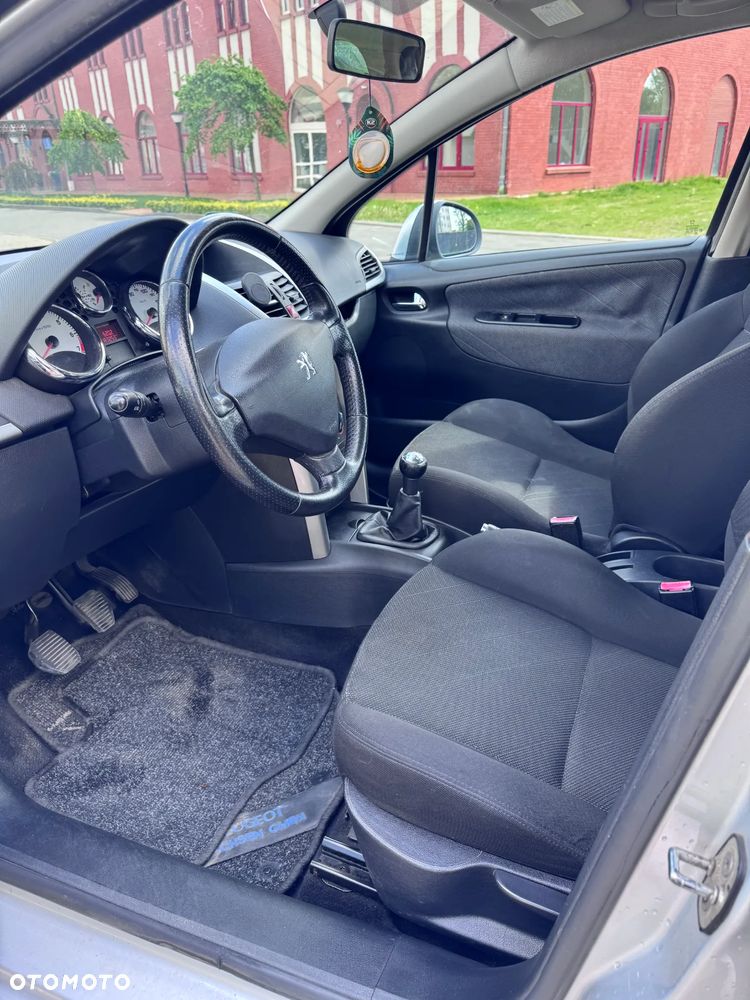 Peugeot 207 1.6 - 8