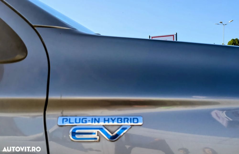 Mitsubishi Outlander 2.0 Litre DOHC MIVEC 4WD Instyle Navi - 2