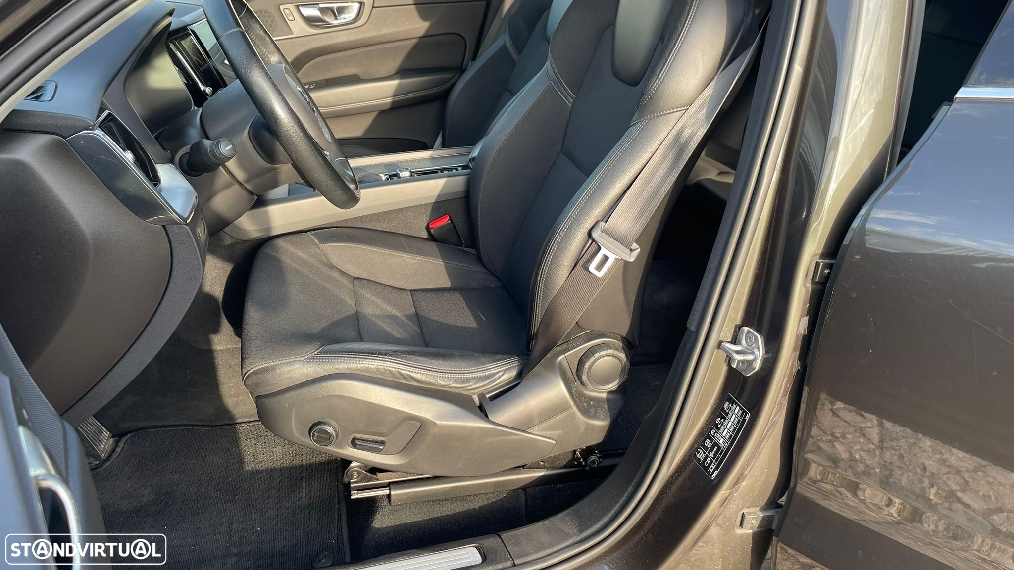Volvo XC 60 2.0 D4 Momentum Geartronic - 16