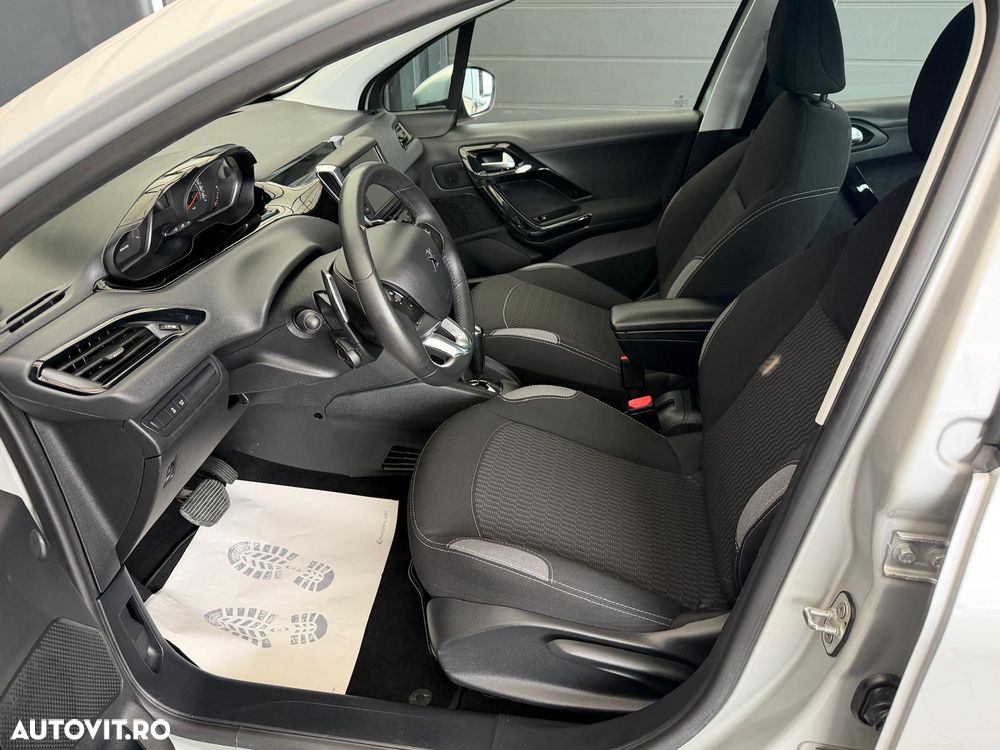Peugeot 208 1.2 L PureTech ETG Allure - 11