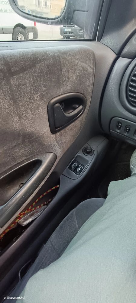 Renault Mégane 1.9 dTI RXE AC - 12