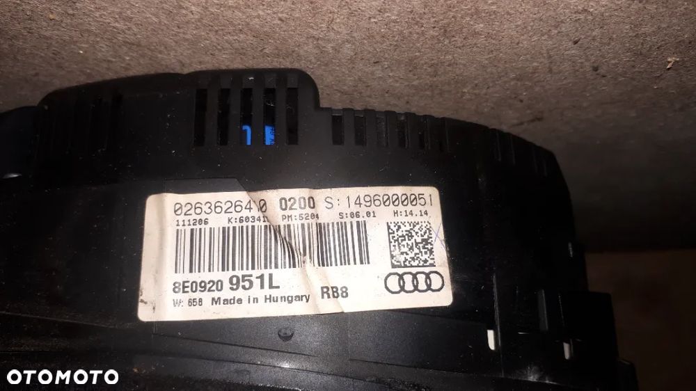 Licznik Audi A4 B7  UK  8E0920951L - 3