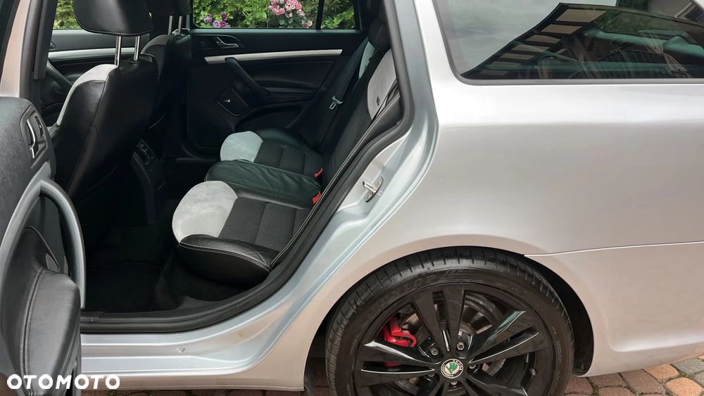 Skoda Octavia Combi 2.0 TSI DSG RS - 25