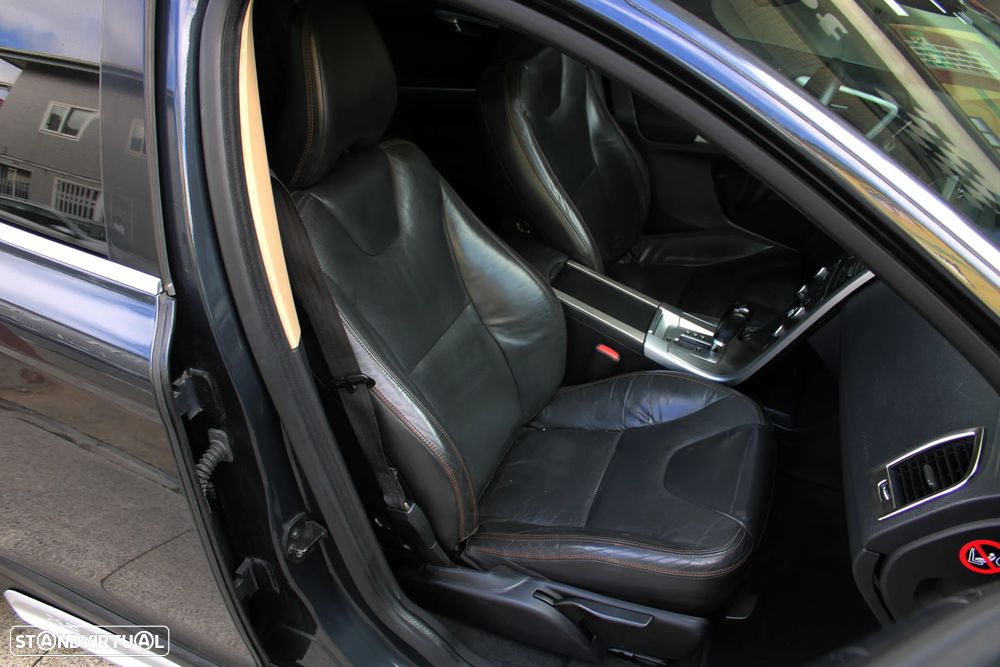 Volvo XC 60 D5 Momentum Geartronic - 30