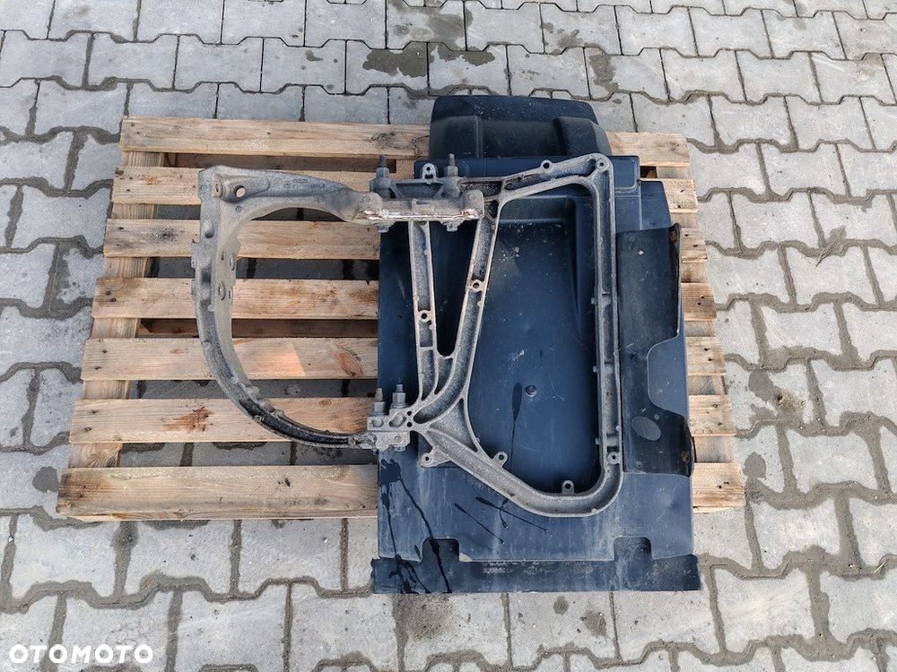 MOCOWANIE WSPORNIK KATALIZATORA NADKOLA PRAWY VOLVO FH4 21638271 82868698 - 1