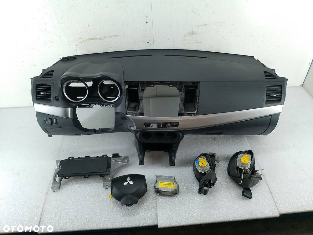 DESKA ROZDZIELCZA,KONSOLA PODUSZKI  PASY MITSUBISHI LANCER IX ( 07-16 ) - 1