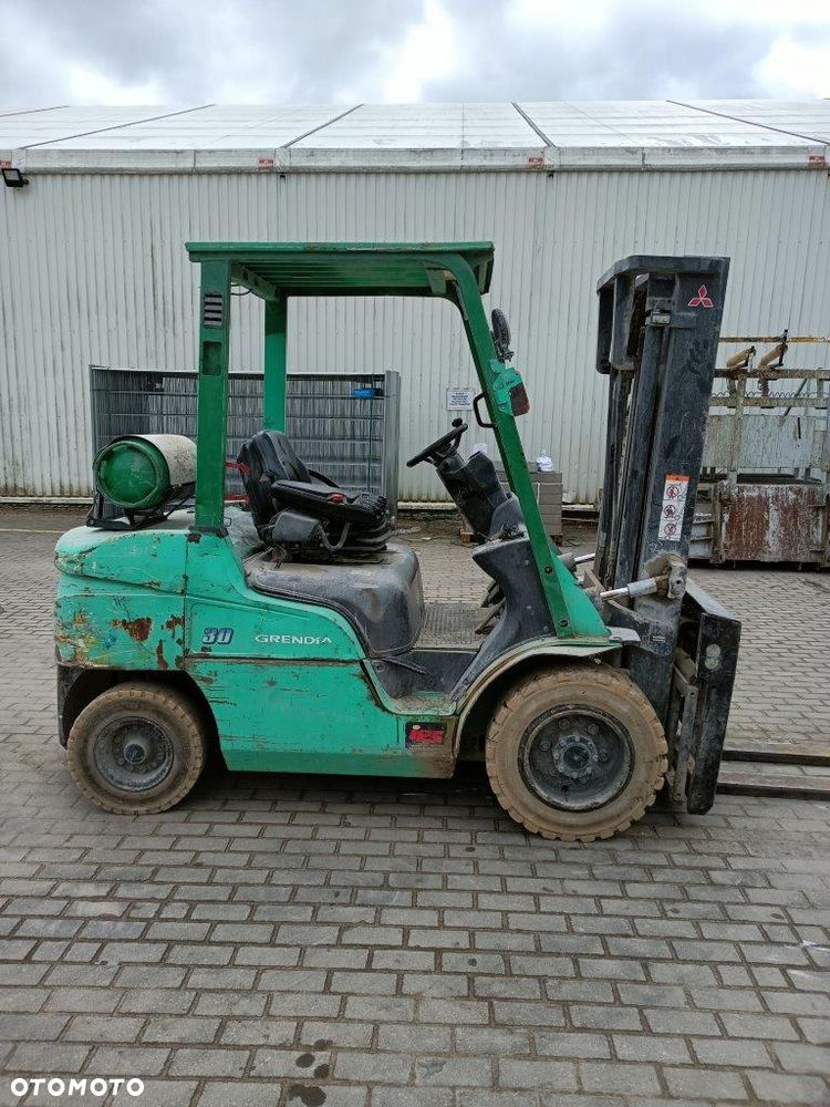 Mitsubishi FG30N - 4