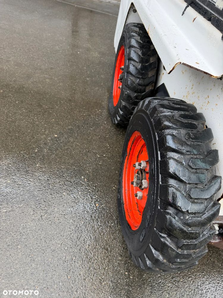 Bobcat S70 Mini-ładowarka 4x4 wózek terenowy. Łyżka widły. Kabina ogrzewana pełne szkło + drzwi ! aktualne serwisy DEKRA. Dokumentacja. silnik Kubota 3cyl. Maszyna Jak Nowa z Salonu! Pochodzi z Norweskiego Gospodarstwa! 2019 rok 715 mtg! Zero luzów i wycieków. Bardzo mocna i wydajna maszyna o małych gabarytach! Wąskie koła. Idealna do stajni. OKAZJA TANIO - 15