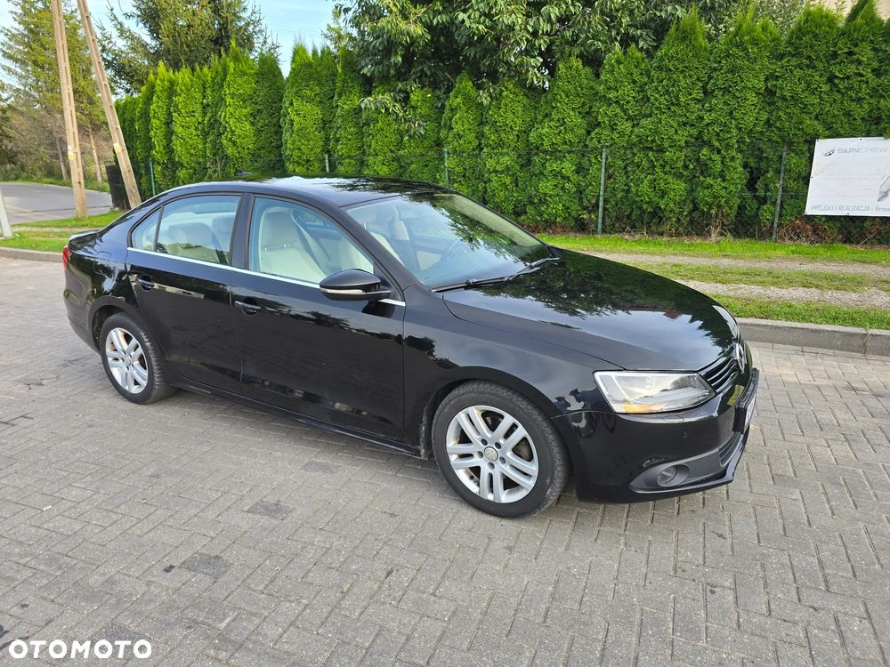 Volkswagen Jetta 2.0 TDI Highline DSG - 2