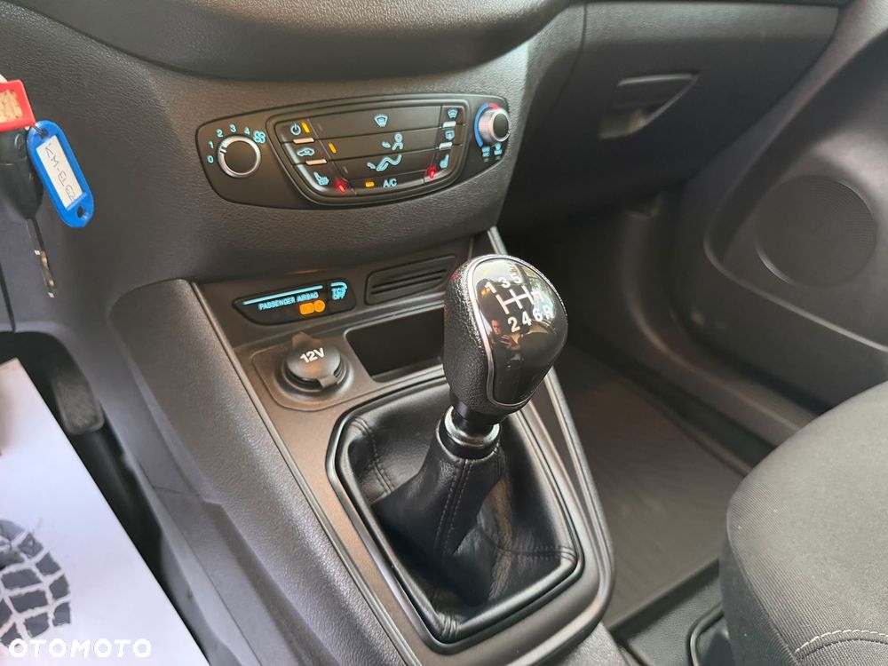 Ford Transit Courier - 13