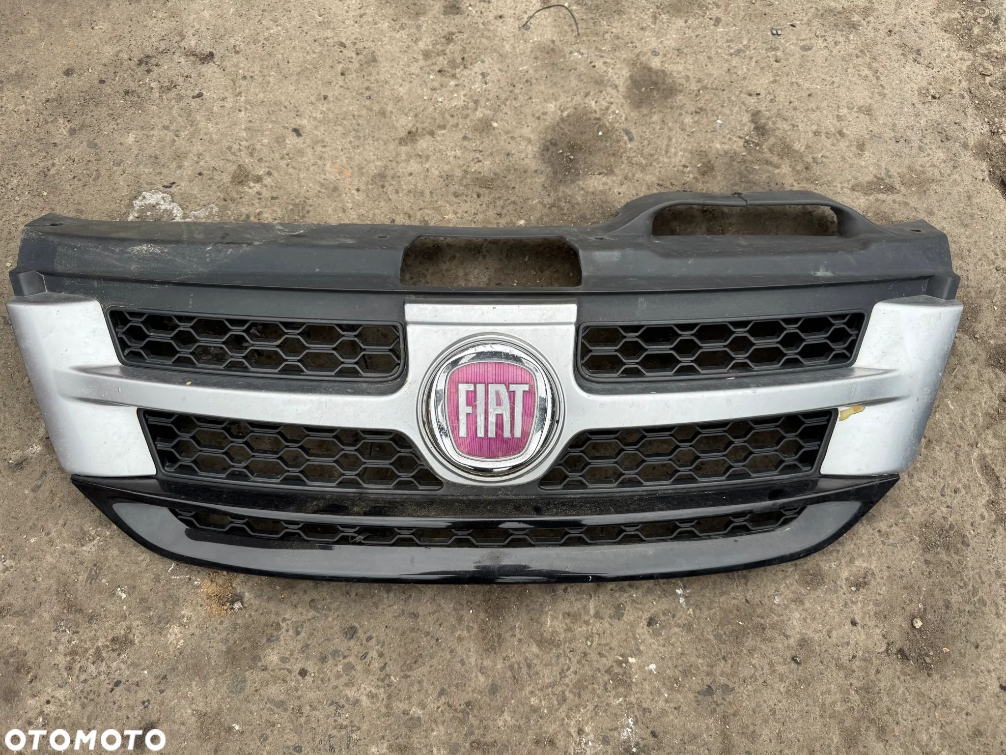 Atrapa gril zderzaka Fiat Freemont OE - 1