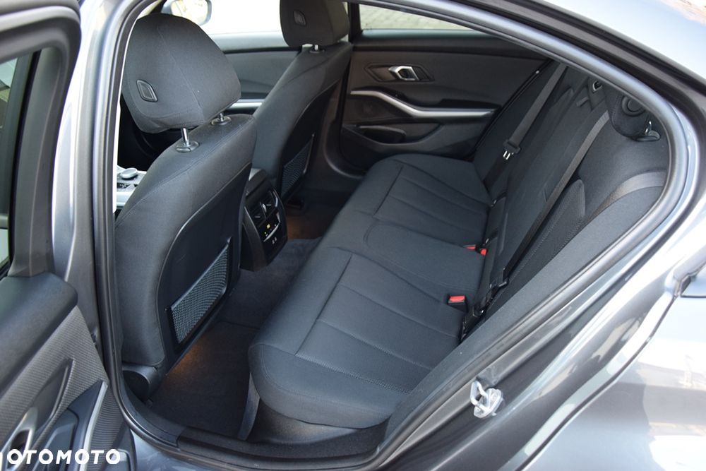 BMW Seria 3 318d Edition M Sport Shadow - 15