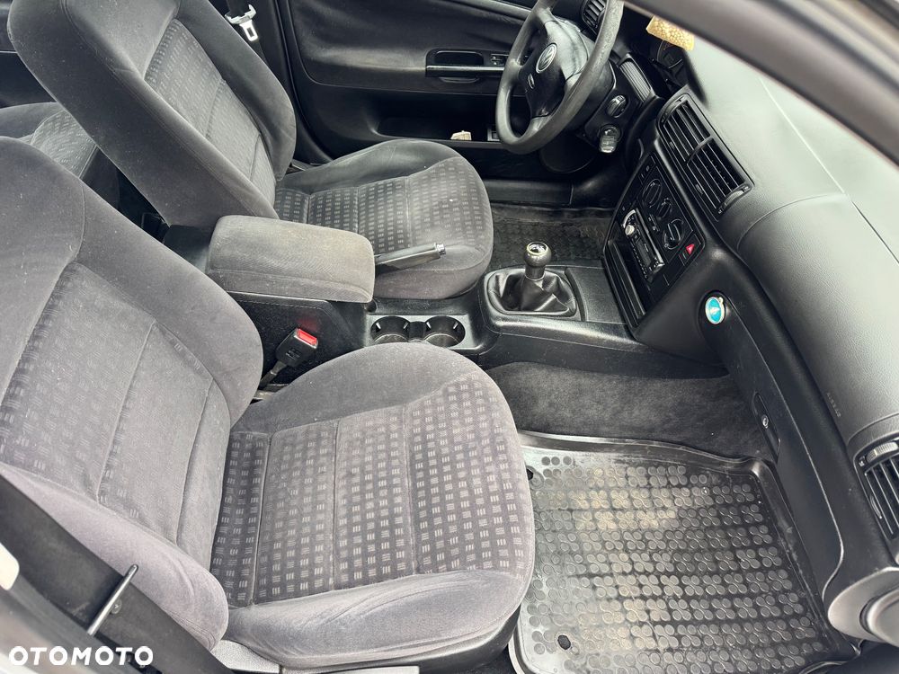 Volkswagen Passat 1.9 TDI Comfortline - 9