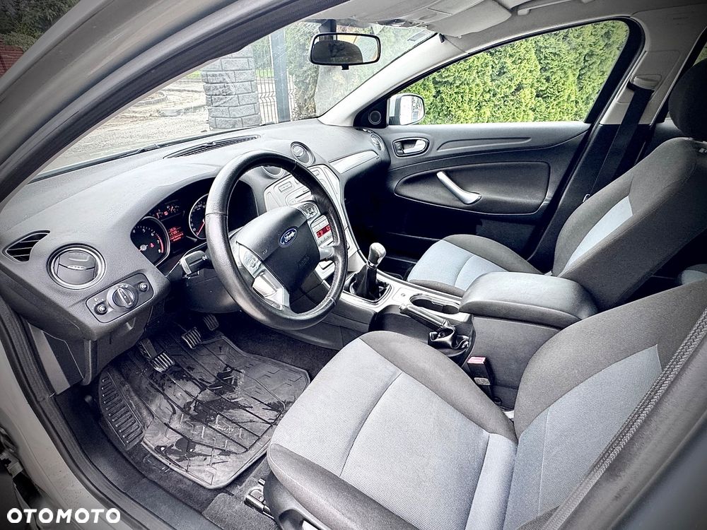 Ford Mondeo 2.0 Ghia - 11