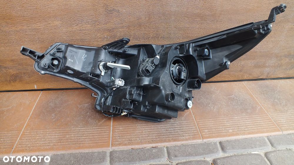 Lampa przednia prawa zwykła Toyota Avensis t29 lift - 10