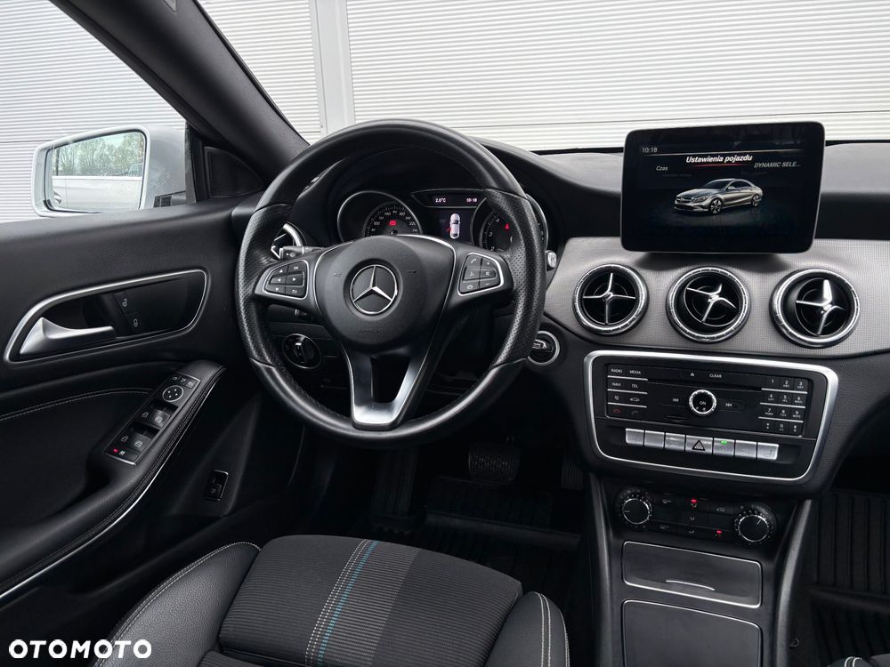 Mercedes-Benz CLA 180 7G-DCT Urban - 27