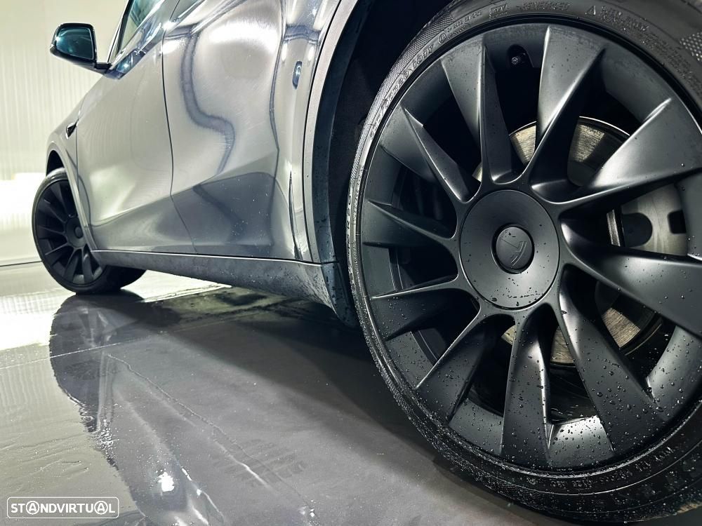 Tesla Model Y - 8