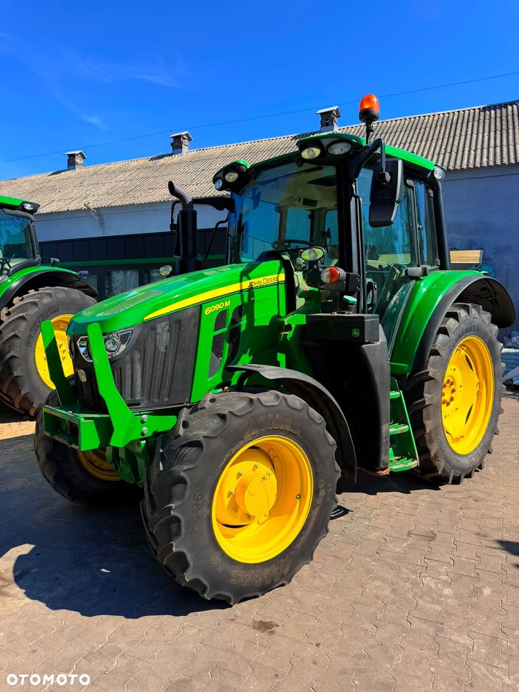 John Deere 6090M - 6