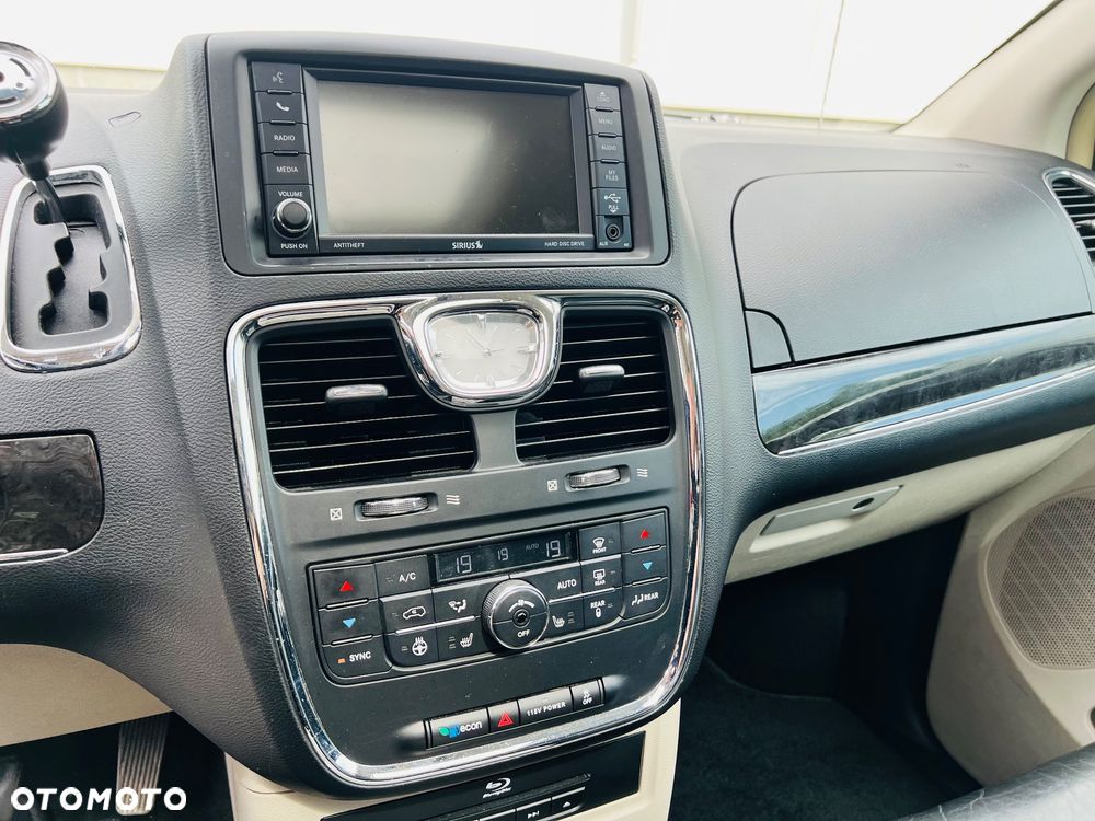 Chrysler Town & Country 3.6 Limited - 9