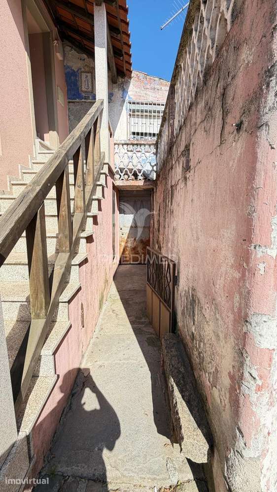 Moradia com terraço, para reabilitação, no centro histórico de Mira... - Grande imagem: 5/14