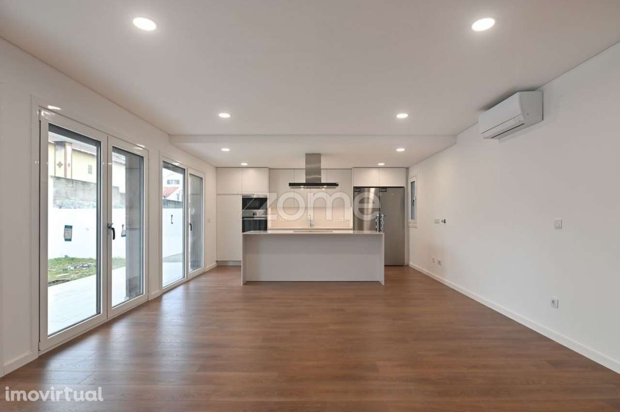 Moradia T4, a estrear, com 3 pisos, localizada em S. Domingos de Rana. - Grande imagem: 2/27