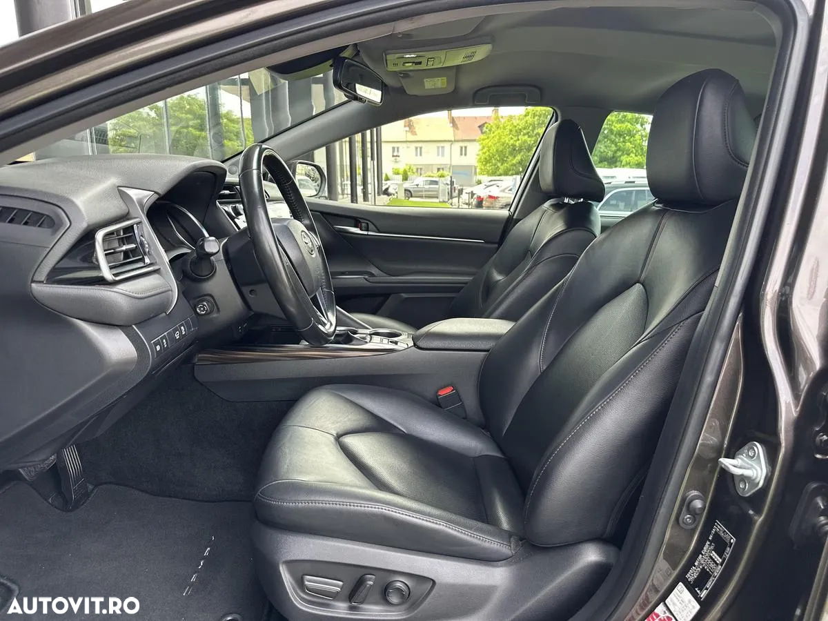 Toyota Camry 2.5 Hybrid Business - 13