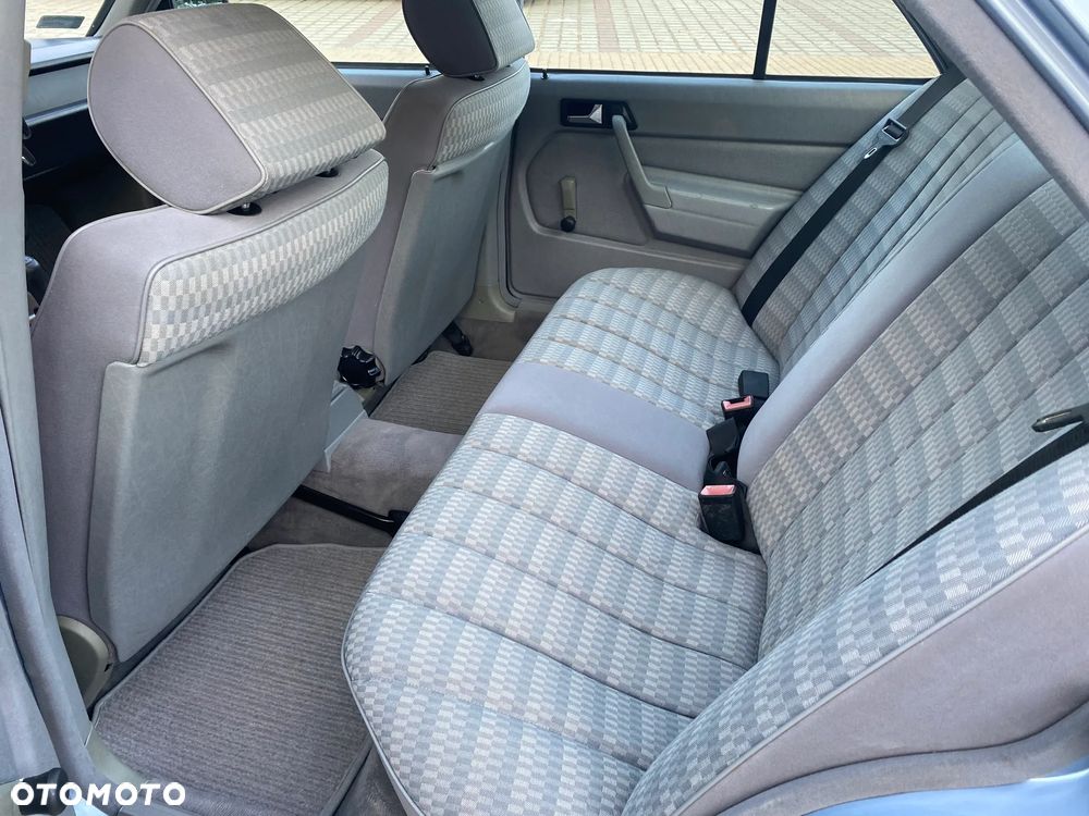 Mercedes-Benz W201 (190) - 8
