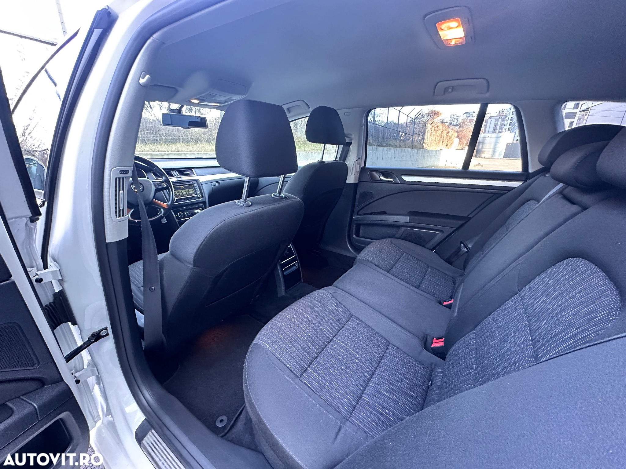 Skoda Superb Combi 2.0 TDI DSG Ambition - 8