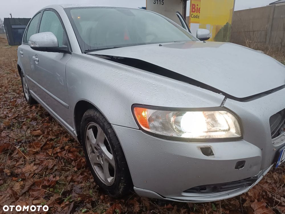Auto na części - VOLVO S40 II 1.6 WSZYSTKIE CZĘŚCI  SILNIK SKRZYNIA Lakier 492 Silnik Skrzynia Drzwi Klapa Zderzak Lampa Lusterko Szyba Szyberdach Panorama Deska Kokpit Sterownik Moduł Czujnik Licznik Wyświetlacz Kierownica - 17