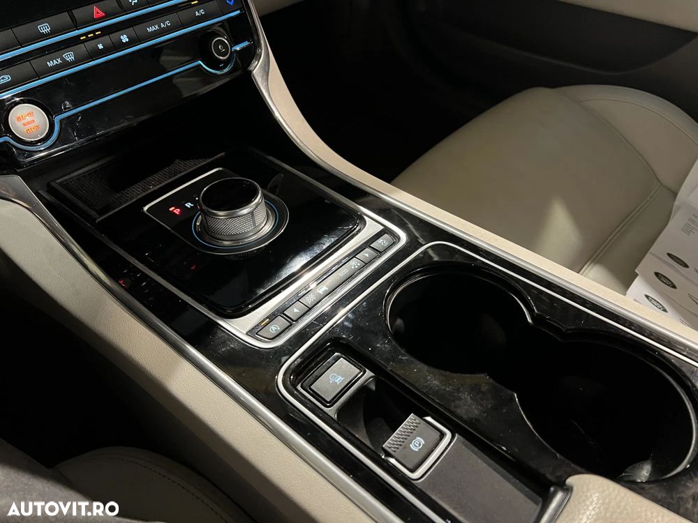 Jaguar XE 2.0 Pure - 15