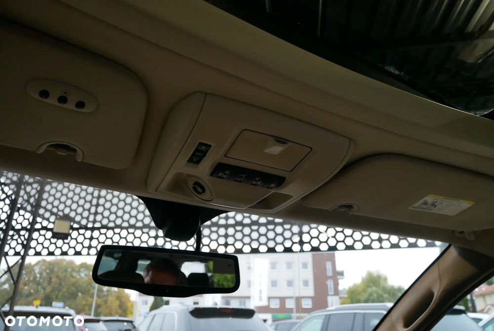 Chrysler Town & Country 3.6 Limited - 29