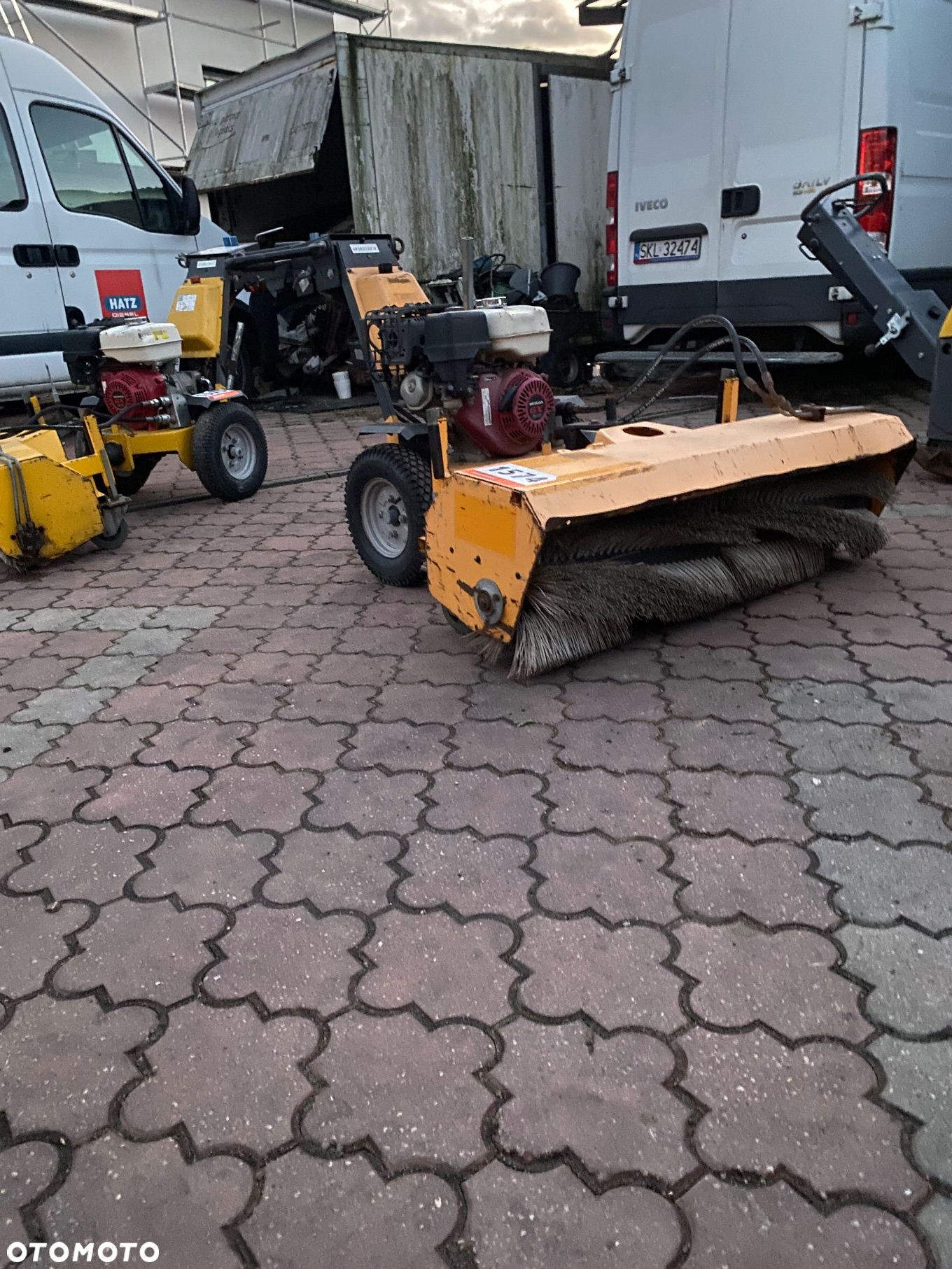 Zamiatarka spalinowa Honda z napędem hydraulicznym - 2