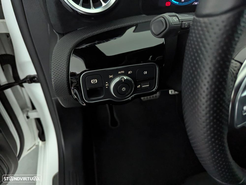Mercedes-Benz A 250 e AMG Line - 28