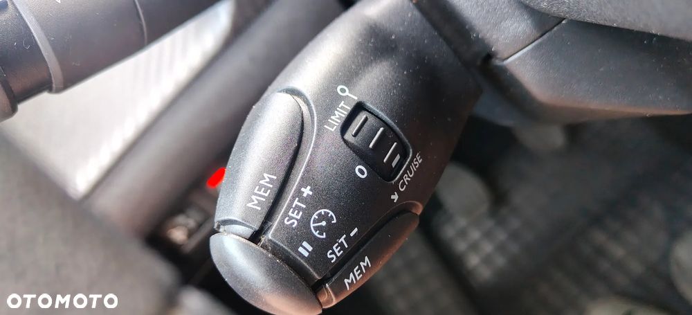 Peugeot 208 - 14