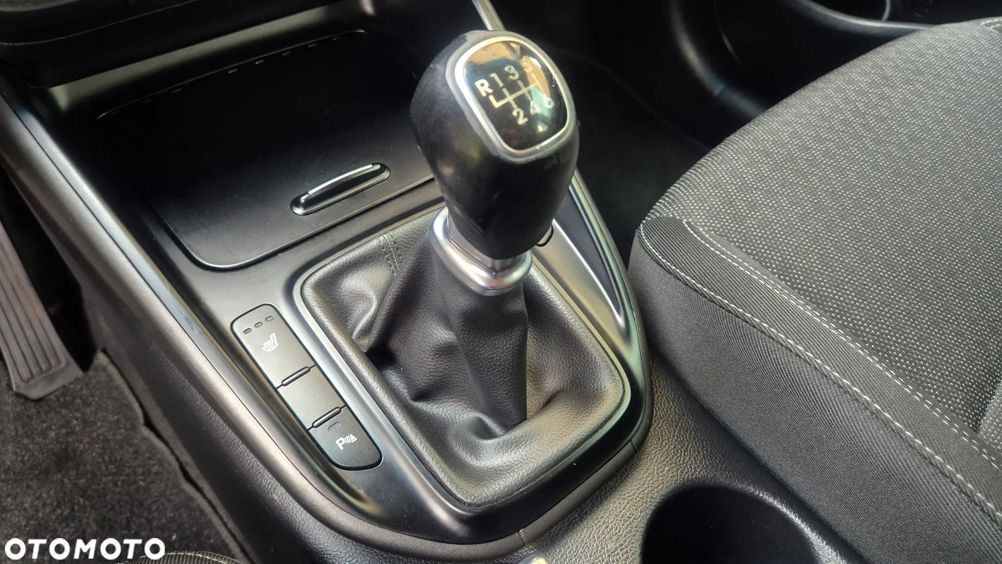 Kia Carens 1.6 GDI Dream Team Edition - 24