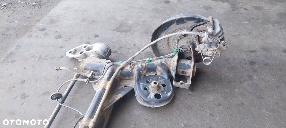 BELKA OŚ ZAWIESZENIA TYŁ TARCZE Z ABS HAMULCE ZACISKI SKODA SUPERB I - 2